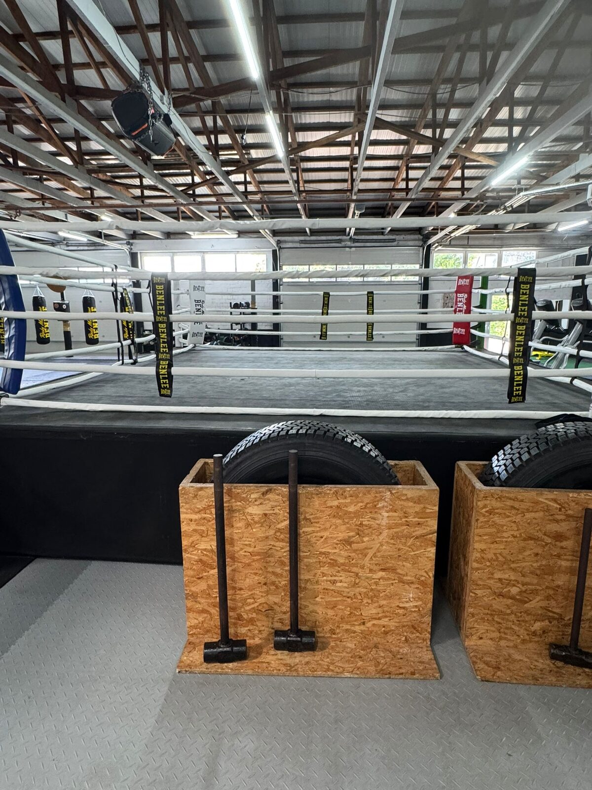 Boxring mit Reifen und Vorschlaghämmern