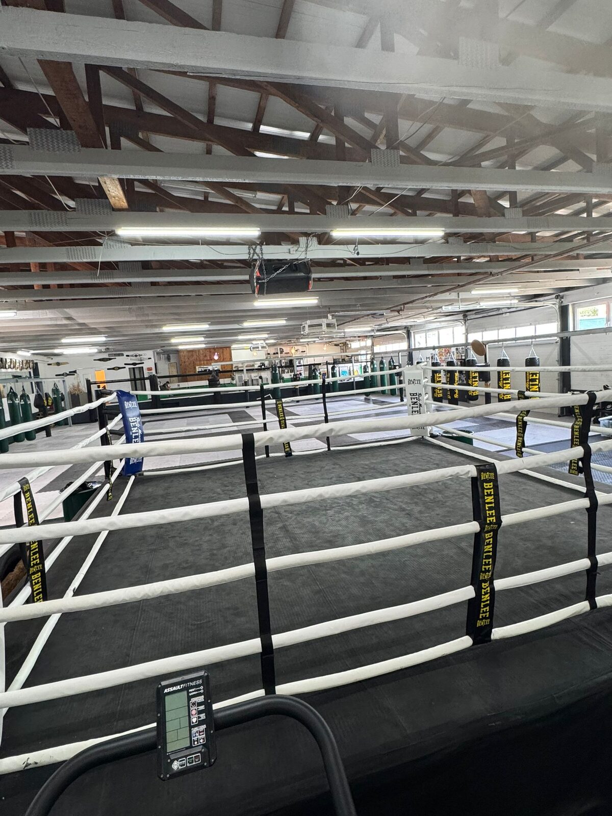 Blick über den Boxring in die Halle