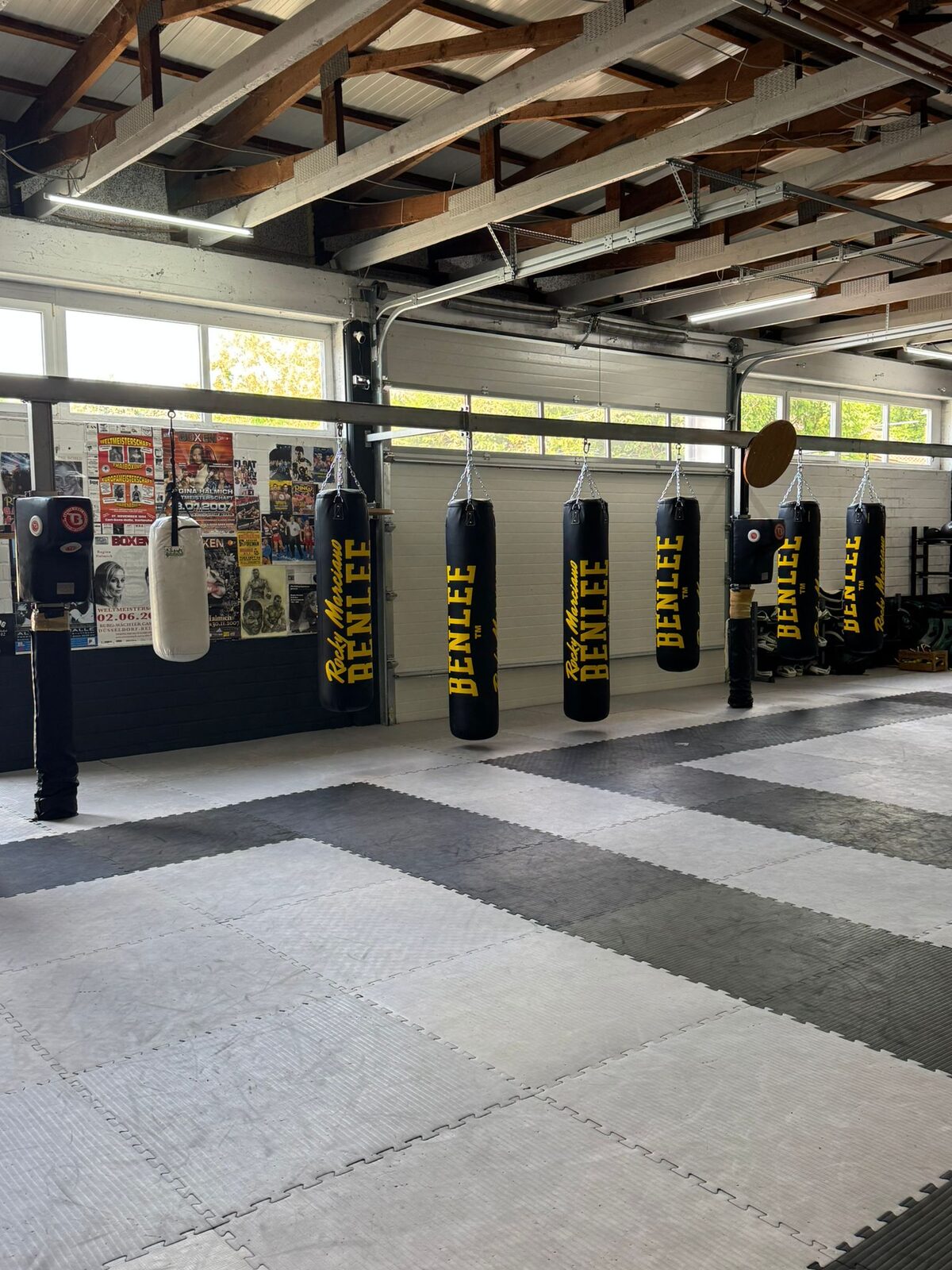 Trainingsfläche mit Boxsäcken im Bulldog Gym Heidelberg